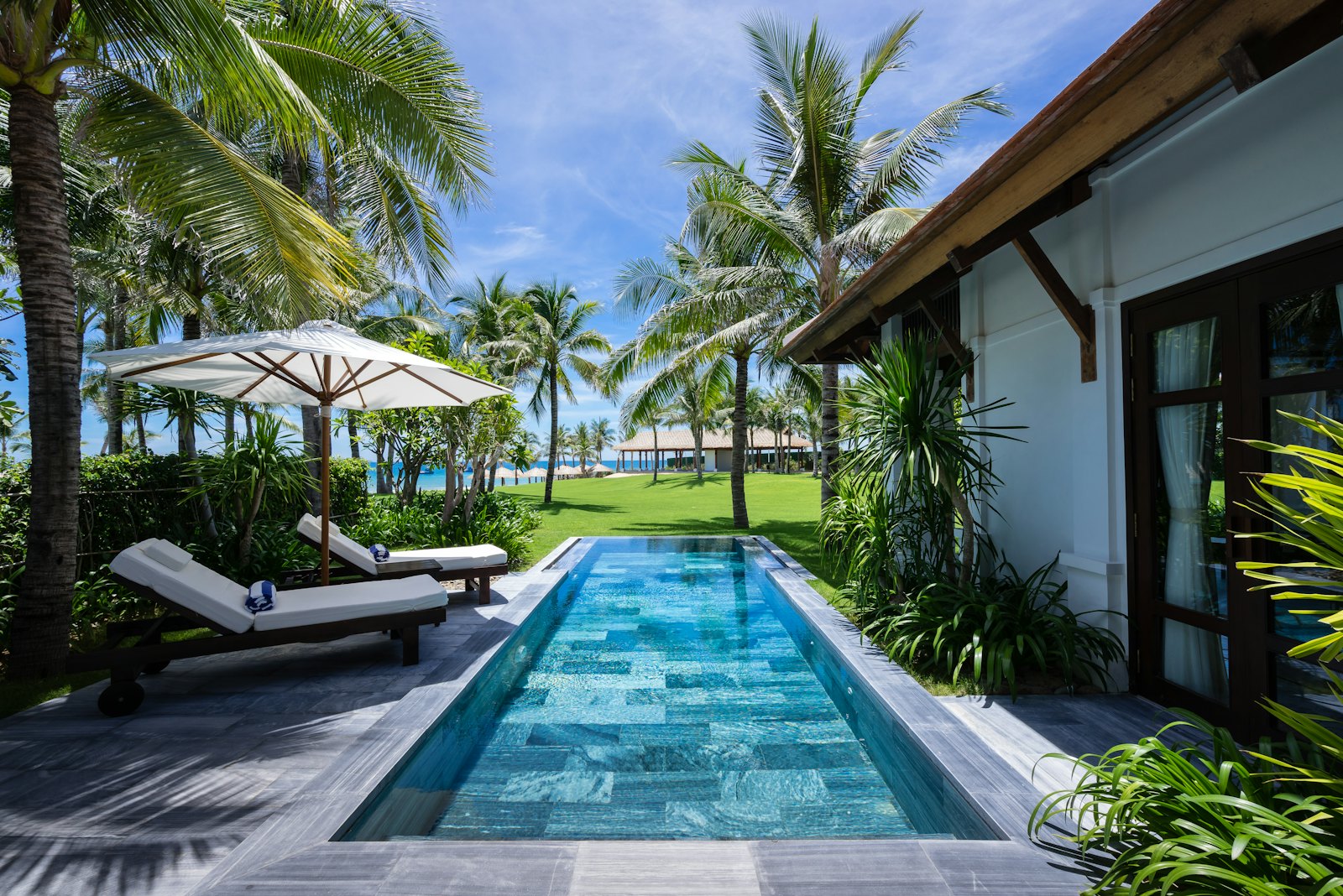 Casa junto a la piscina
