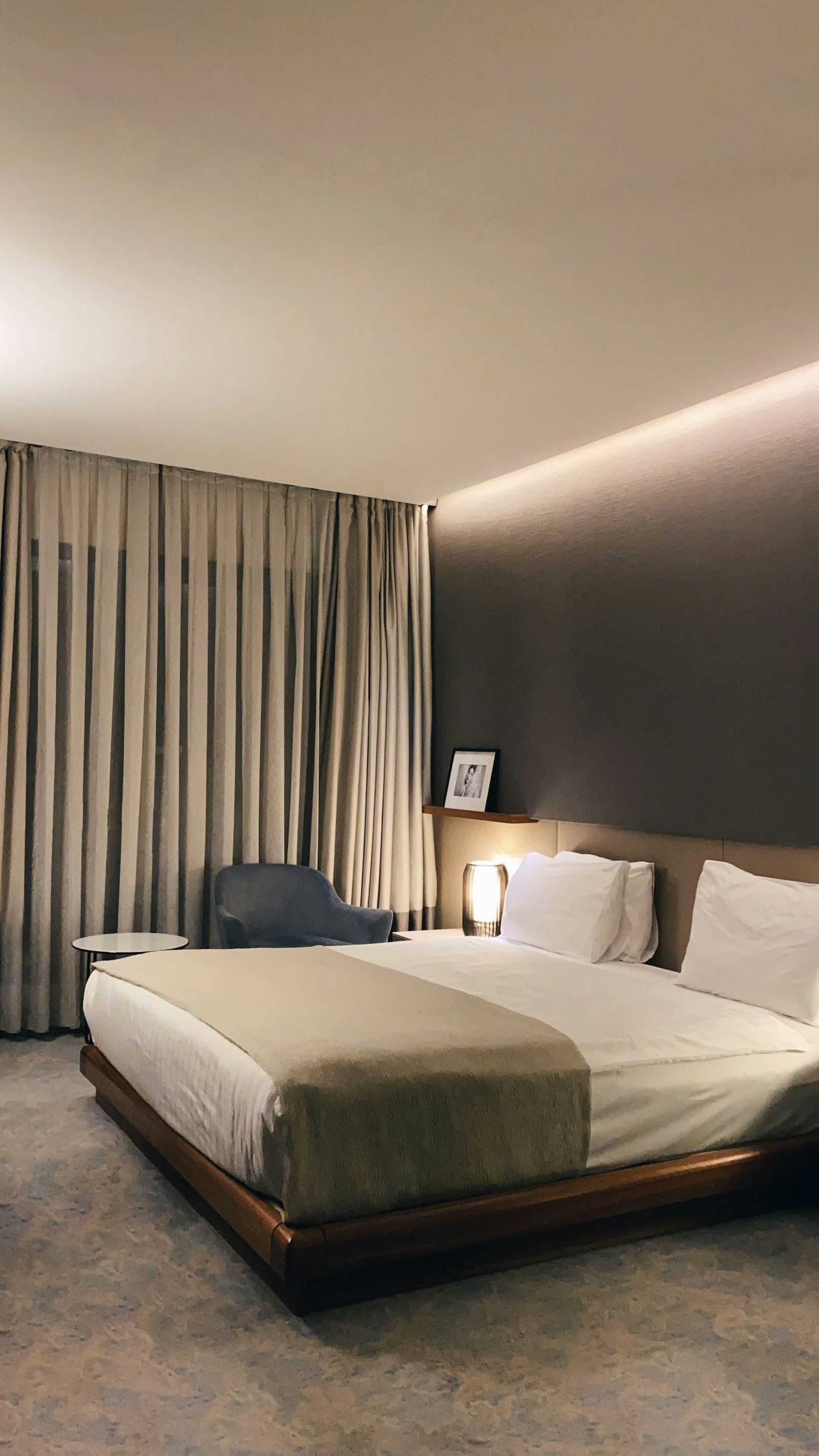 Cama con almohada gris