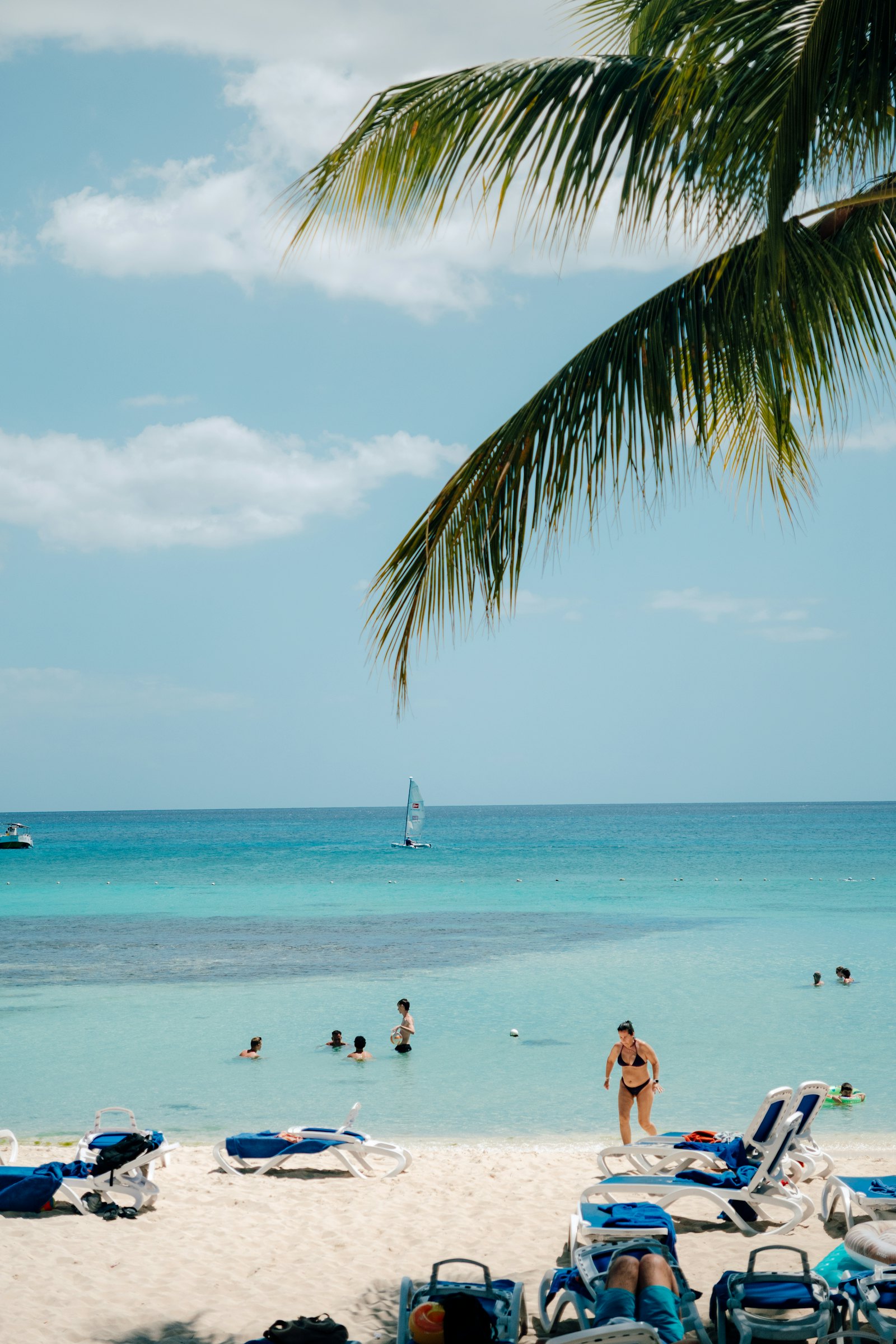 Agua cristalina junto a la playa